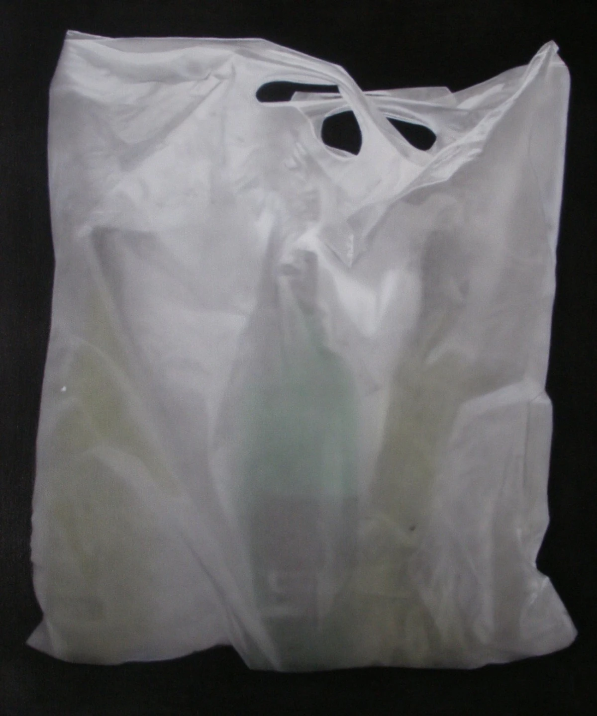 Plastic tas met flessen, olieverf op linnen, 125x100 cm