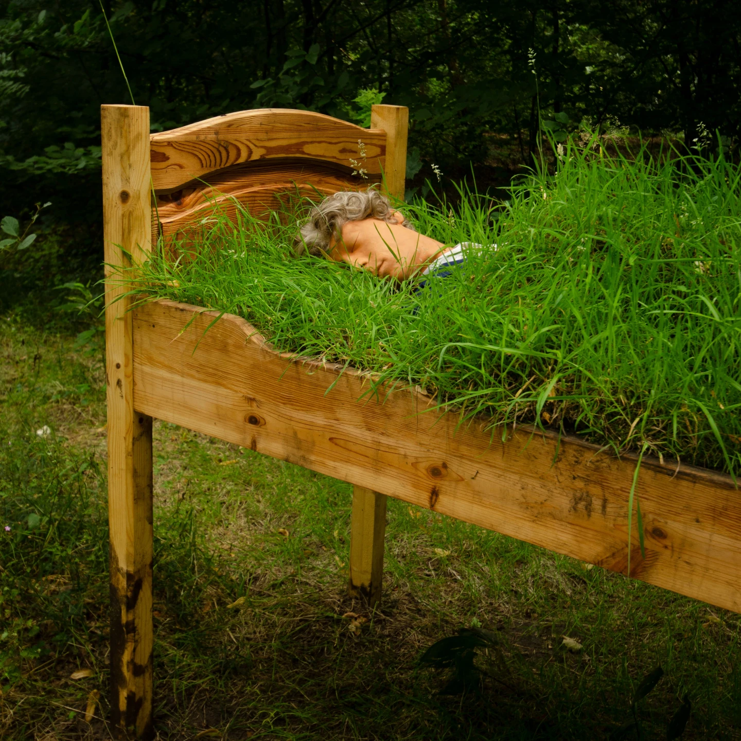 De mens op excursie in het planten- en dierenrijk, hout, aardewerk, textiel, pruik en graszoden, 120 x 210 x 80 cm, 2024, locatie Hackfort Vorden