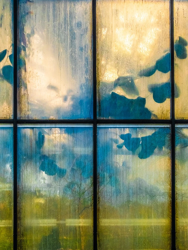 Incantaties, poëzie tussen de lijnen